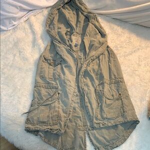 Green Utility Jacket with Relaxed Fit and Military Aesthetic